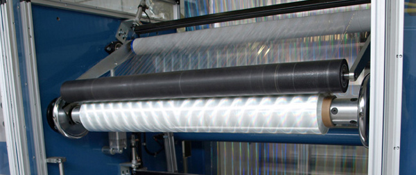 Kaltfolienmaschine mit eingesetzter Cast and cure Effekt-Rolle