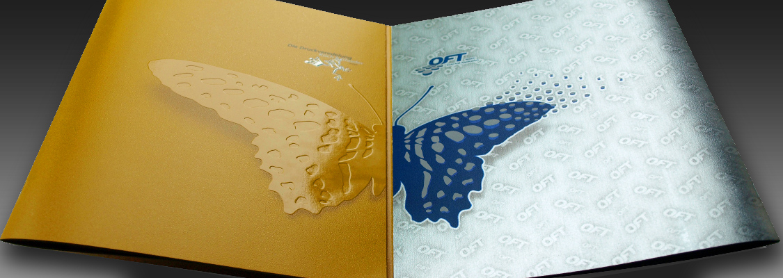 Diaschau Bild 4 Aufgeklappte Unternehmensbroschüre zeigt Schmetterling mit Prägung Kaltfolie und Lack
