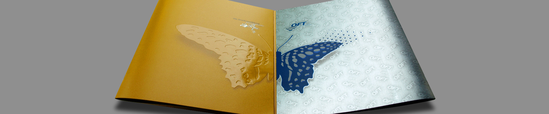 Diaschau Bild 4 Aufgeklappte Unternehmensbroschüre zeigt Schmetterling mit Prägung Kaltfolie und Lack